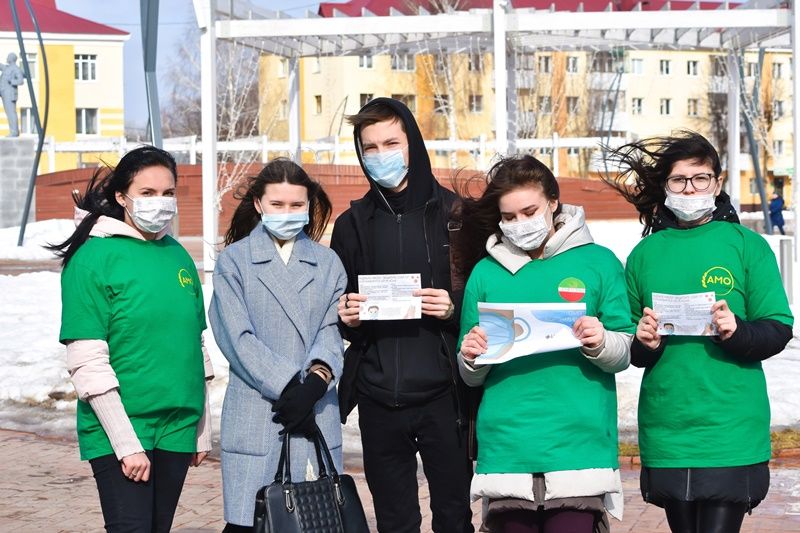 В Бавлах студенты-активисты вышли на борьбу с коронавирусом
