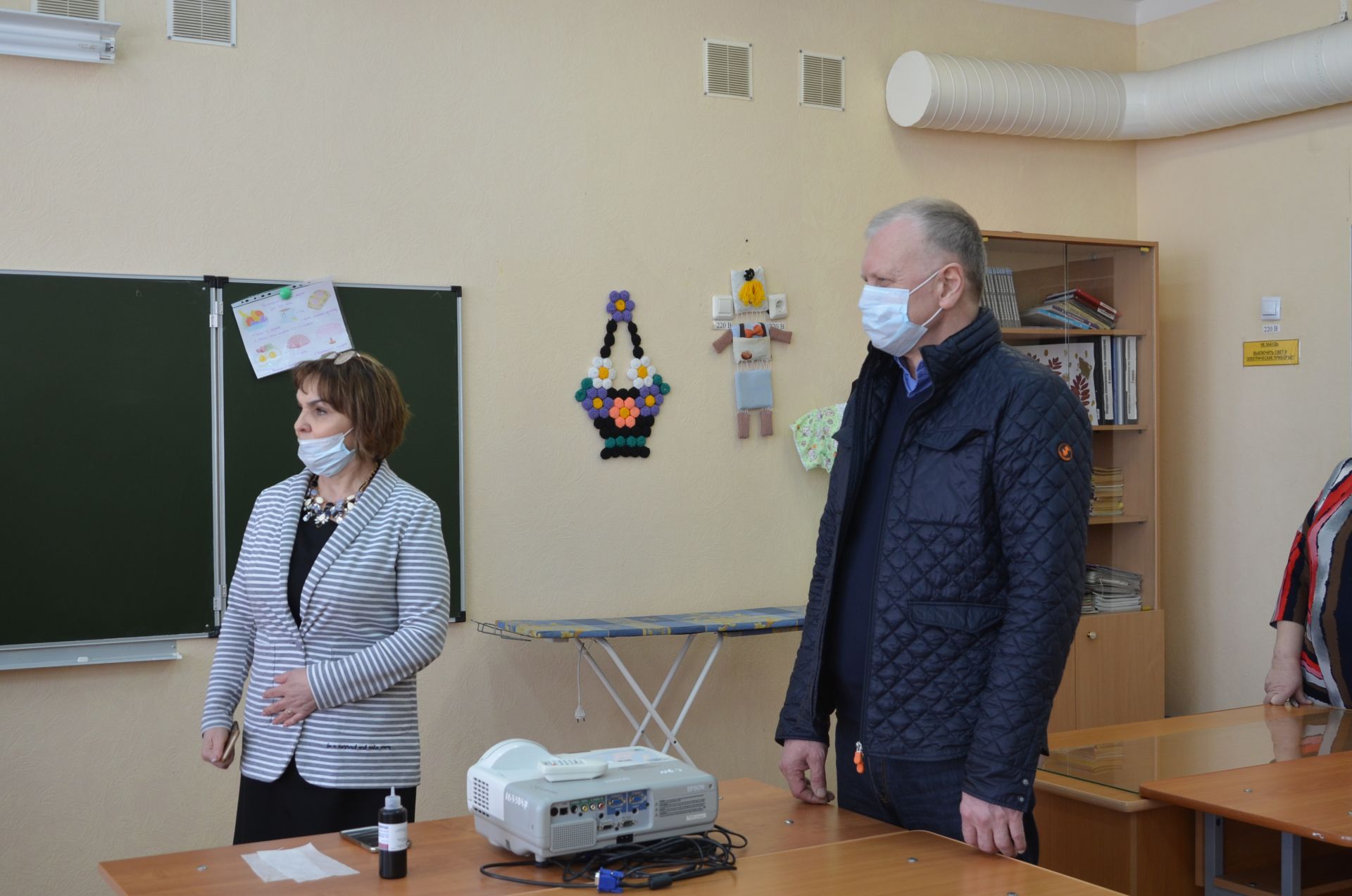 Глава Бавлинского района встретился с волонтерами, которые шьют маски
