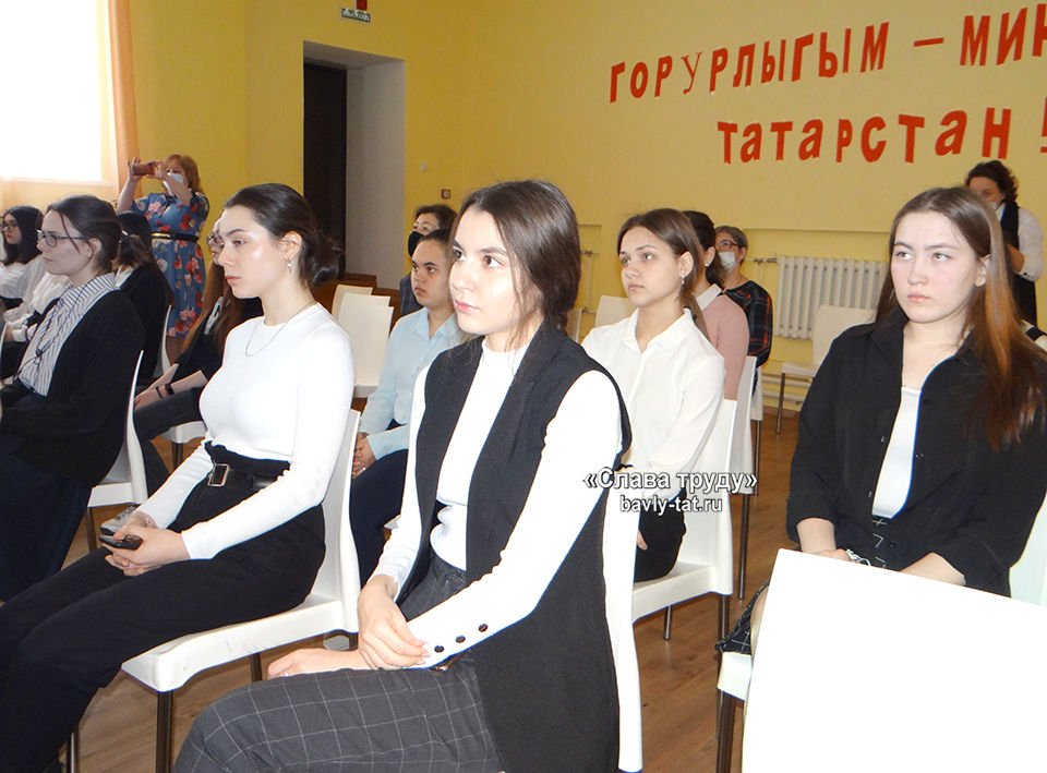 Бавлинские школьники пообщались с депутатом Леонидом Якуниным