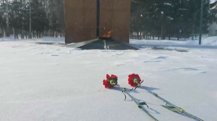 Сотрудники администрации Бавлов возложили цветы к Вечному огню по случаю Дня защитника отечества