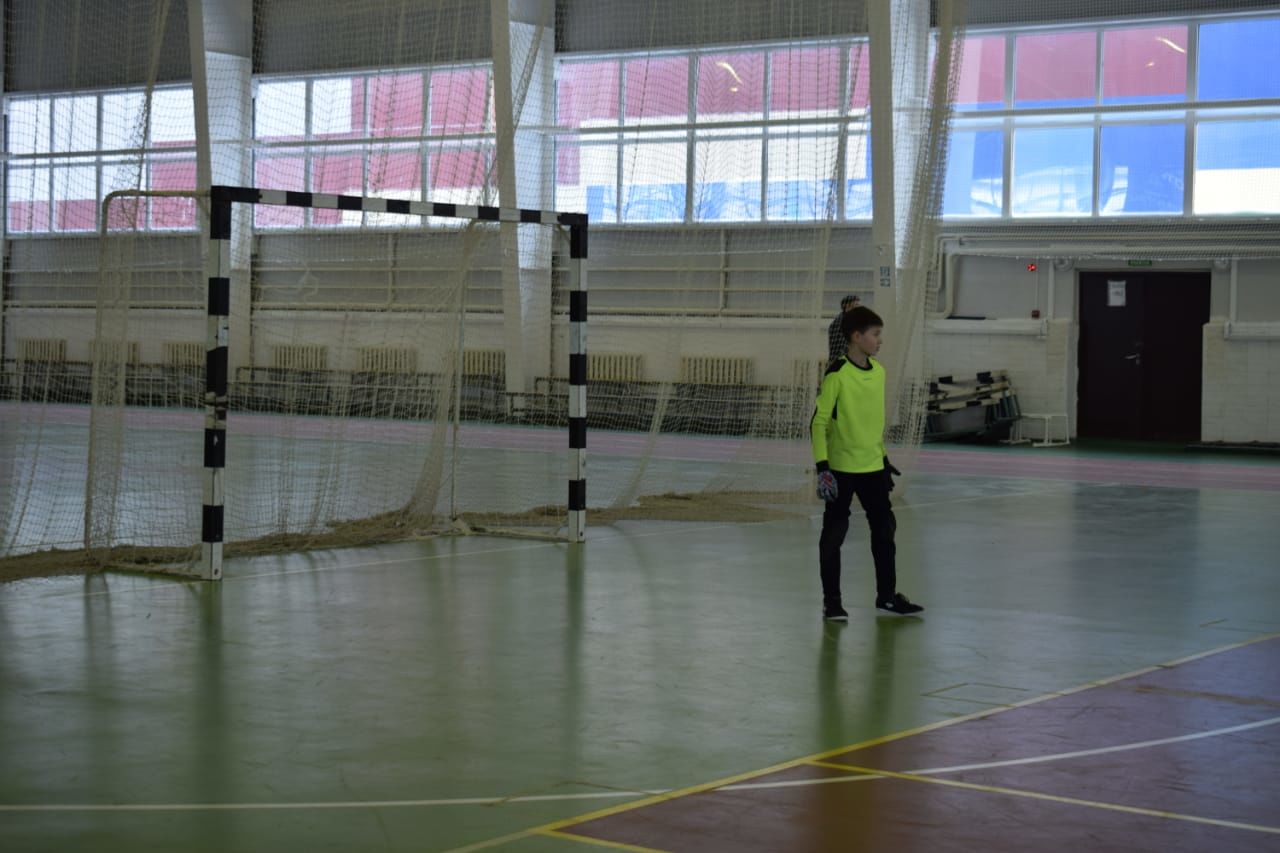 Молодые бавлинцы принимают гостей на первенстве по мини-футболу