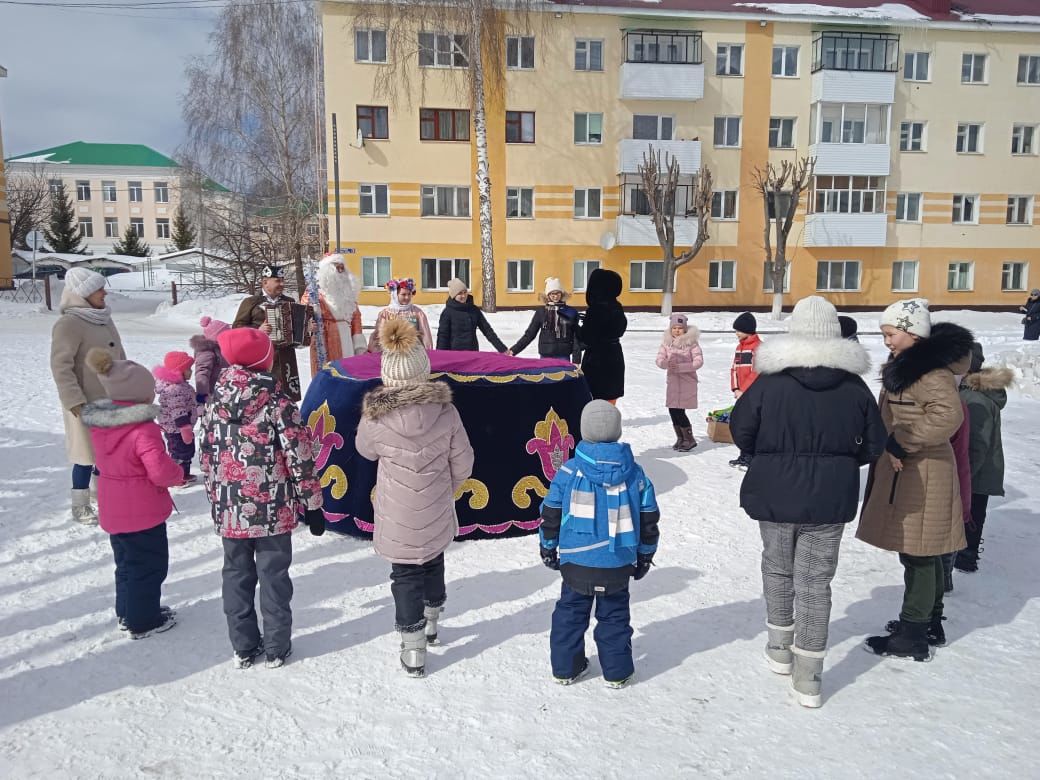 В Бавлах встретили весну: фотоотчет с места радостного события