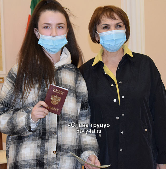 Космонавтика көнендә Баулыда тантаналы рәвештә Россия гражданы паспорты тапшырылды