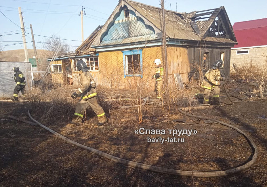 Сгоревшая баня и часть дома: сегодня в Бавлах произошел пожар