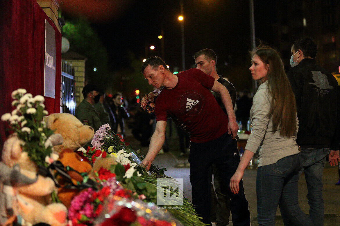 Татарстанцы несут цветы к мемориалам в память о погибших в казанской школе