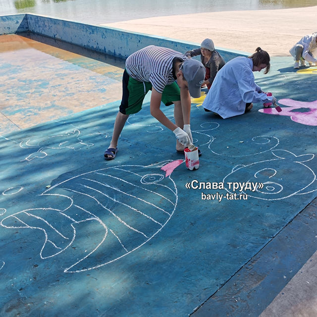 Искусство вокруг бассейна: Бавлинские дети оформили рисунками водный уголок