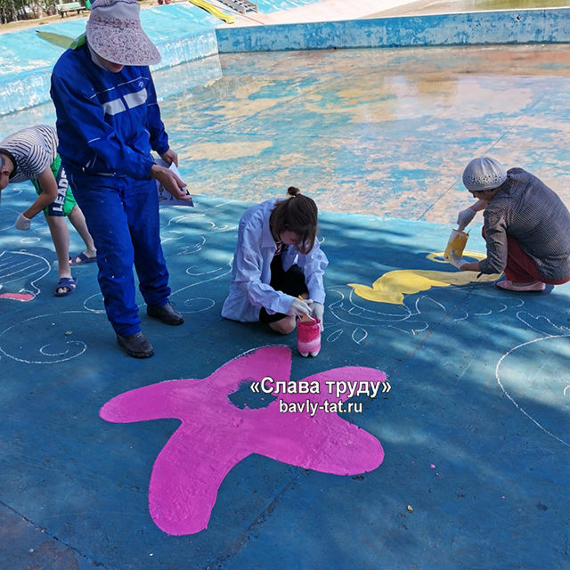 Искусство вокруг бассейна: Бавлинские дети оформили рисунками водный уголок