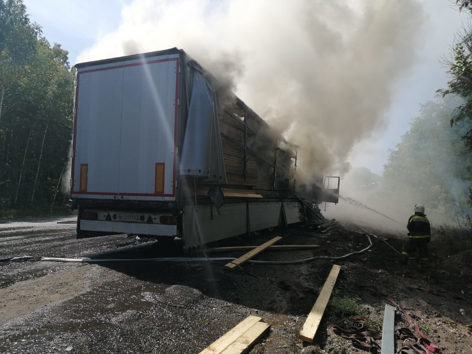 Огонь уничтожил кабину фуры и груз на трассе в Бавлинском районе