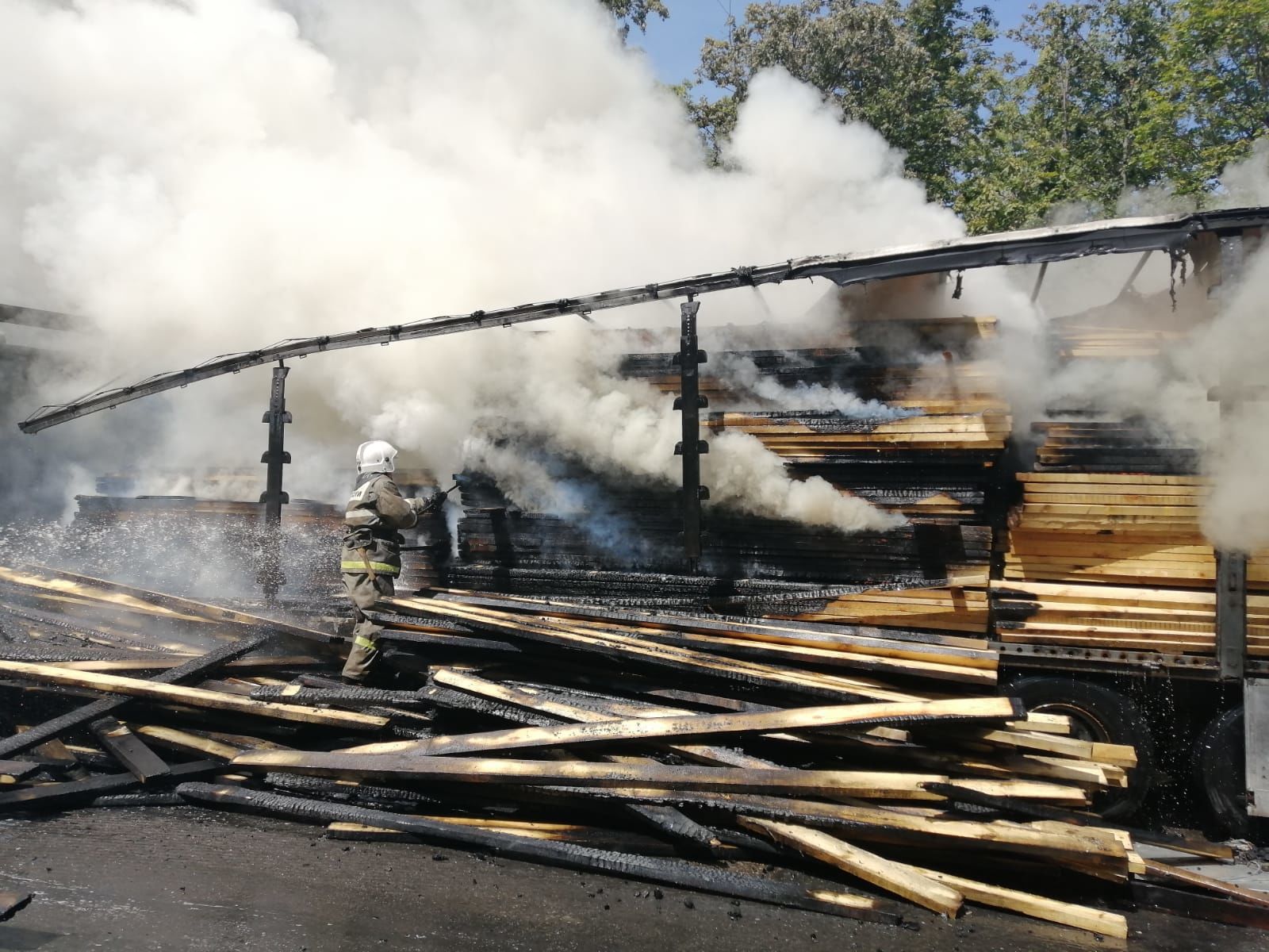 Огонь уничтожил кабину фуры и груз на трассе в Бавлинском районе