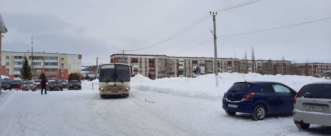 Бавлинские родители встретили своих хоккеистов-победителей