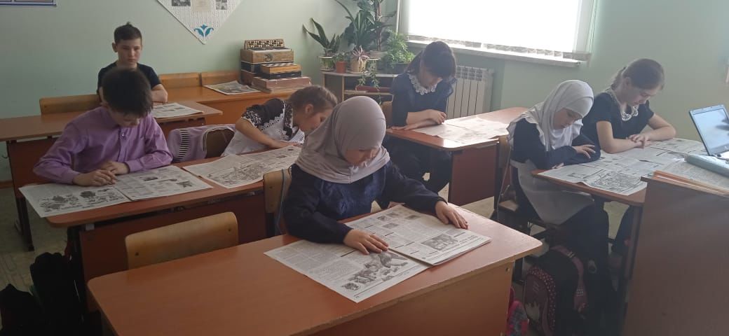 Учащиеся гимназии читают районную газету