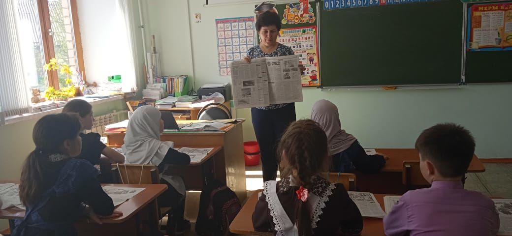 Учащиеся гимназии читают районную газету