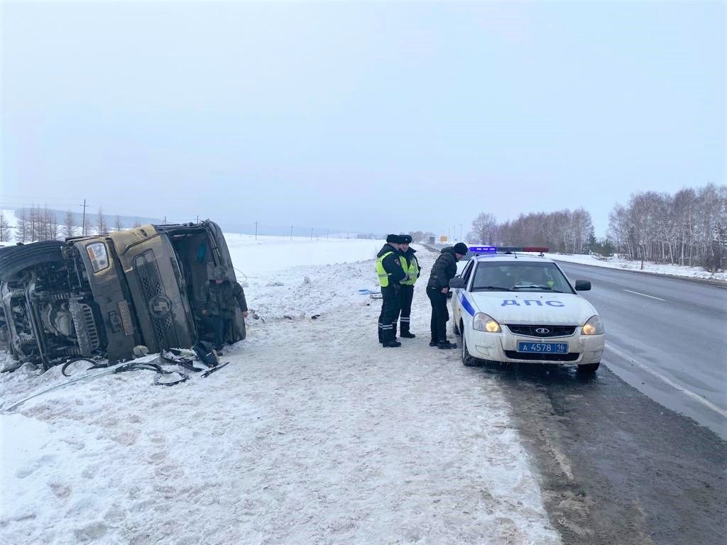 В Бавлинском районе опрокинулся грузовой автомобиль