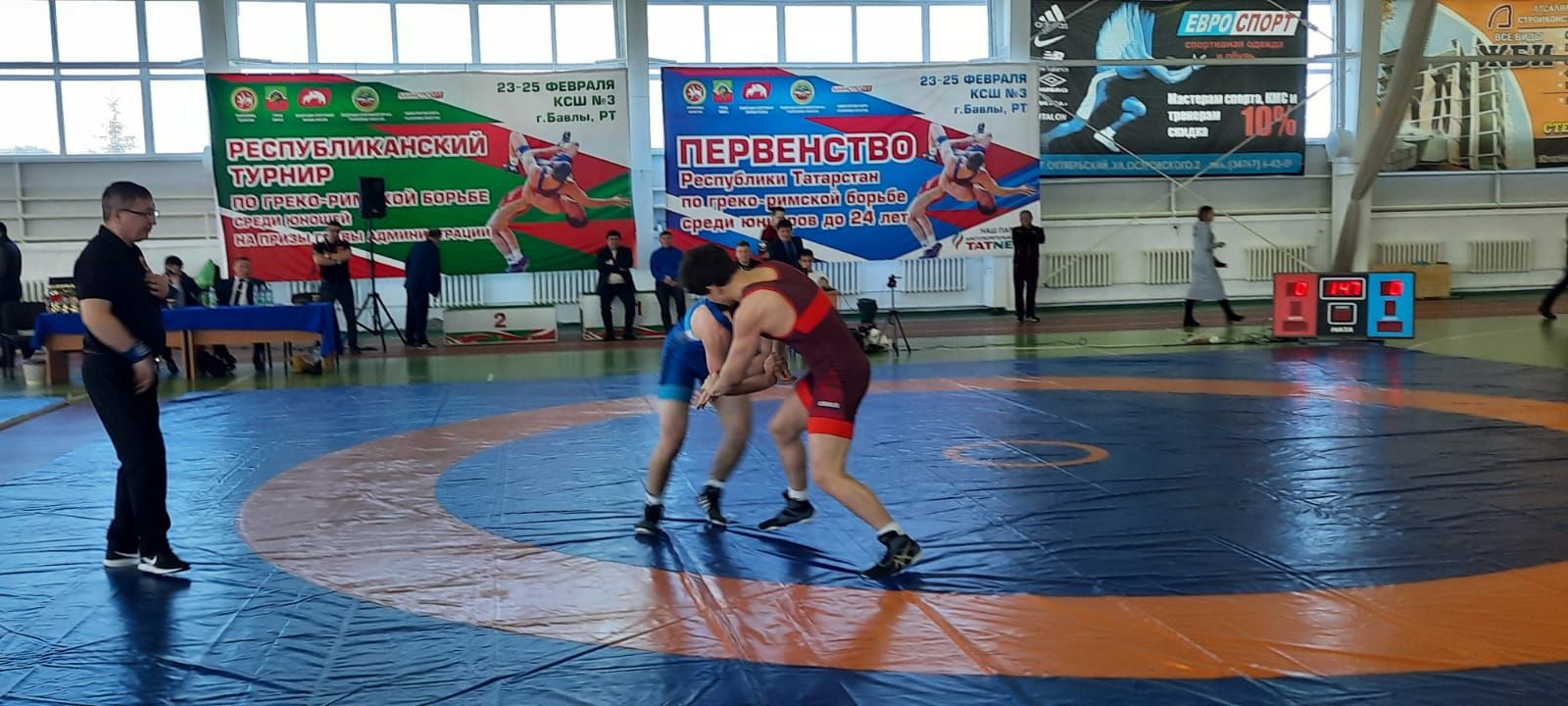 В Бавлах проходит республиканский турнир по греко-римской борьбе на призы главы района