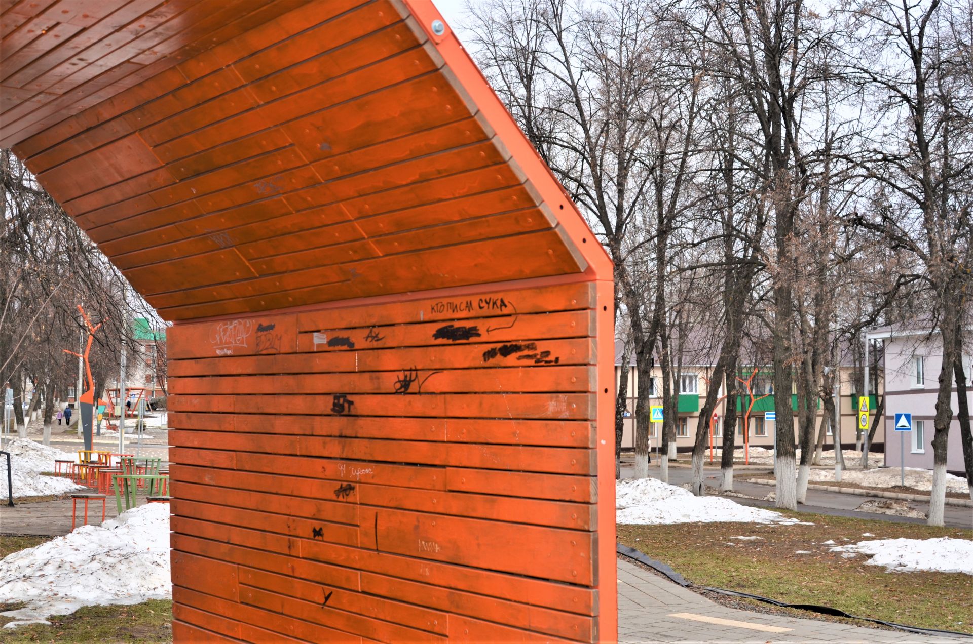 Бавлинский парк «украшают» художества вандалов