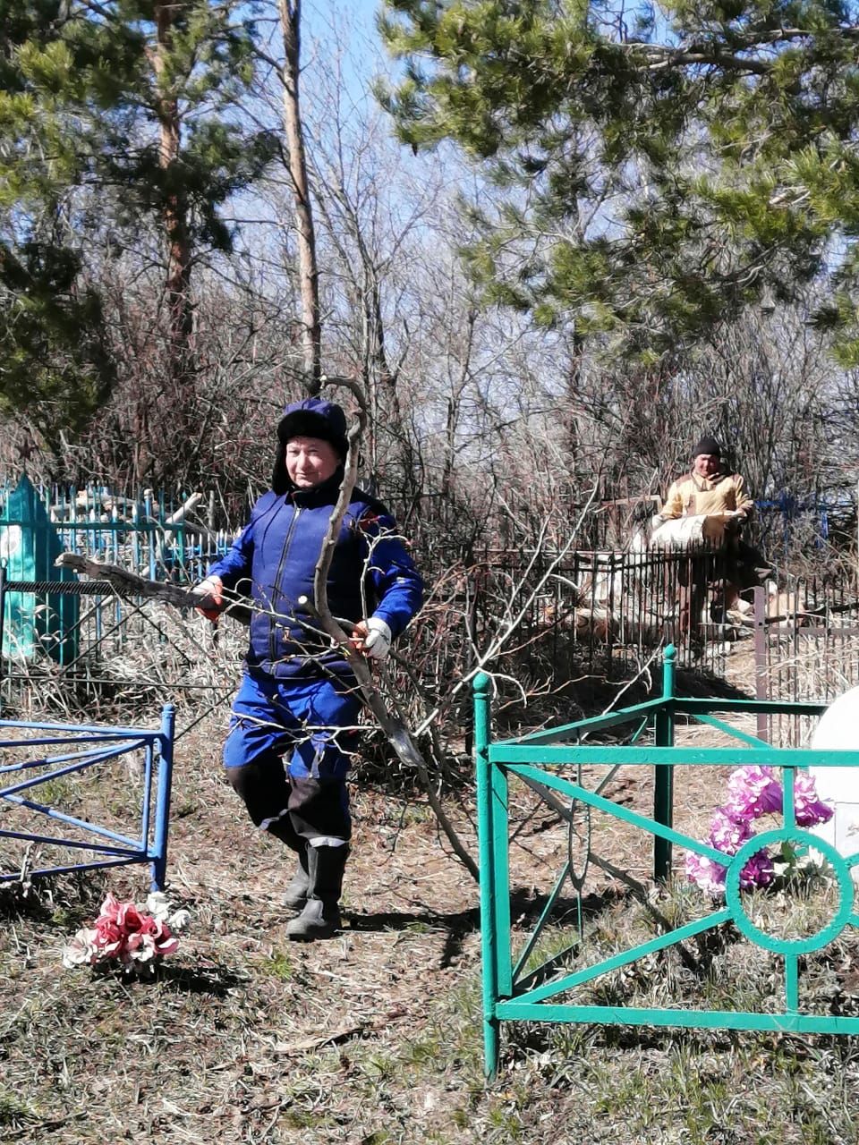 Сделали благое дело: В бавлинском селе очистили кладбище