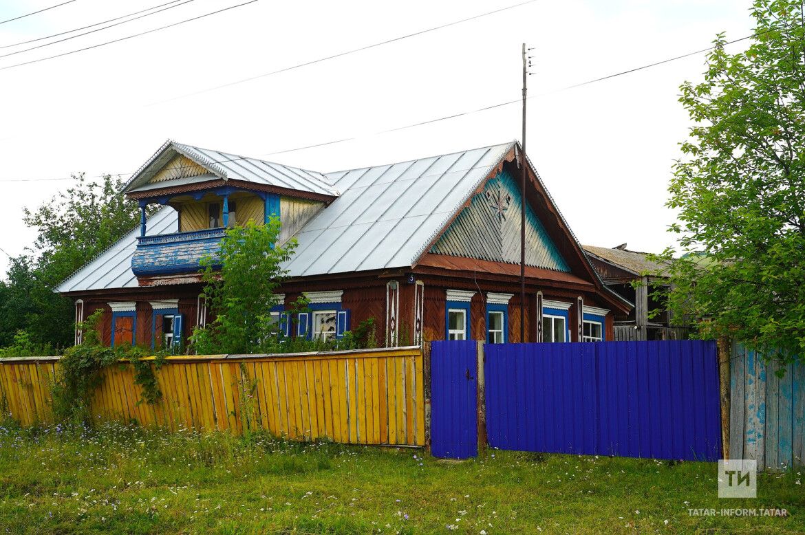 В Госдуме объяснили, в каких случаях можно срывать яблоки с соседских деревьев