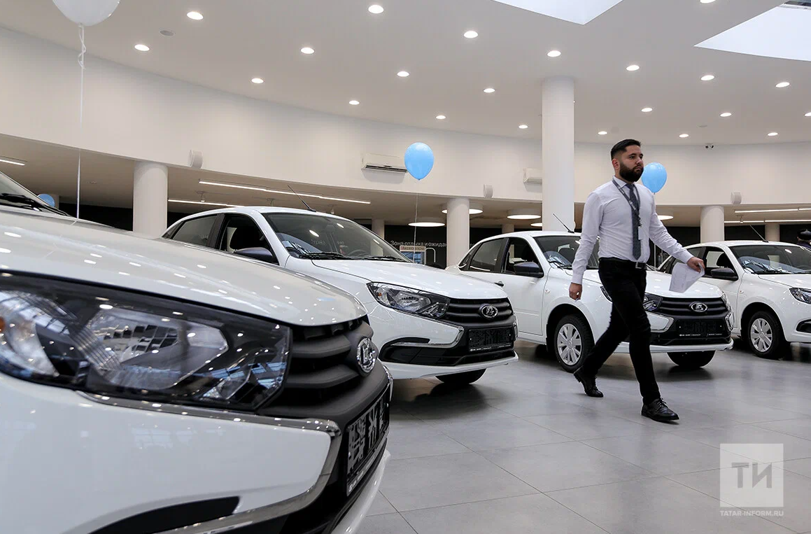 В апреле продажи легковых автомобилей в России выросли почти в 3 раза