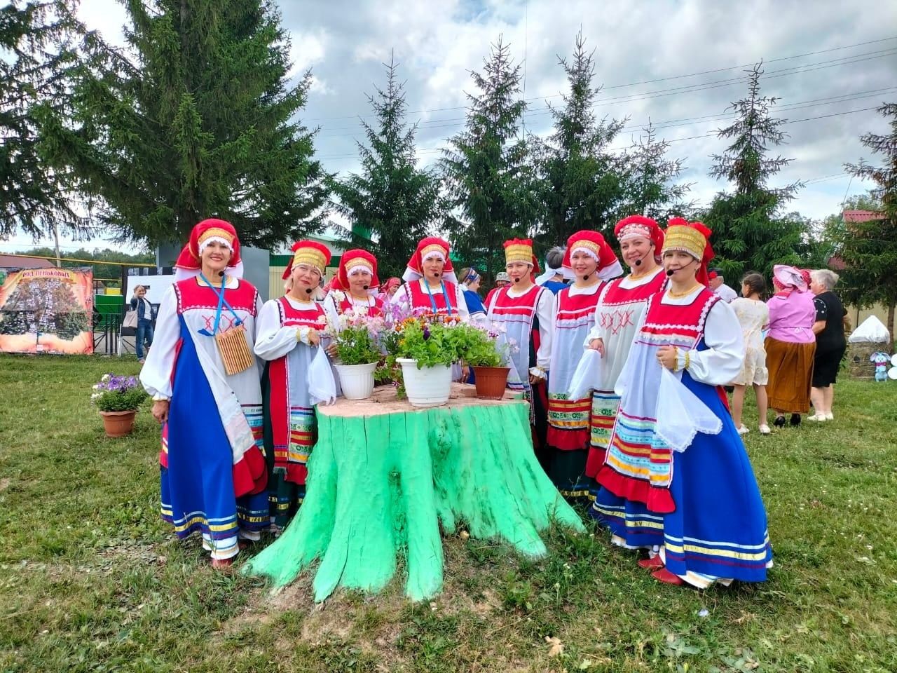 Бавлинский народный ансамбль стал участником Дня села в Бугульминском районе