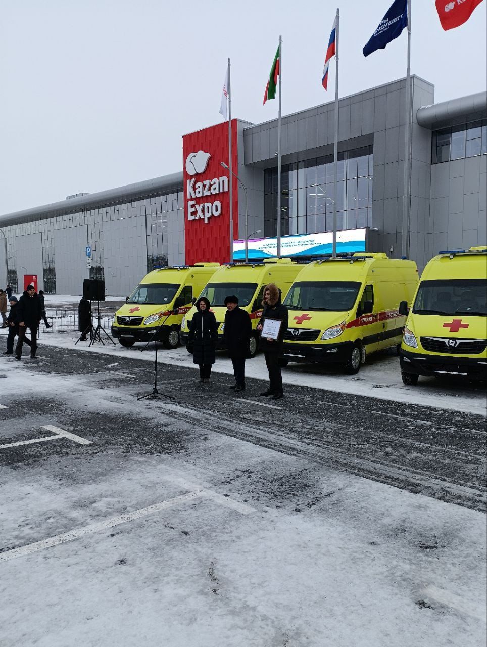 Рустам Минниханов вручил ключи от новых автомобилей бавлинской больнице