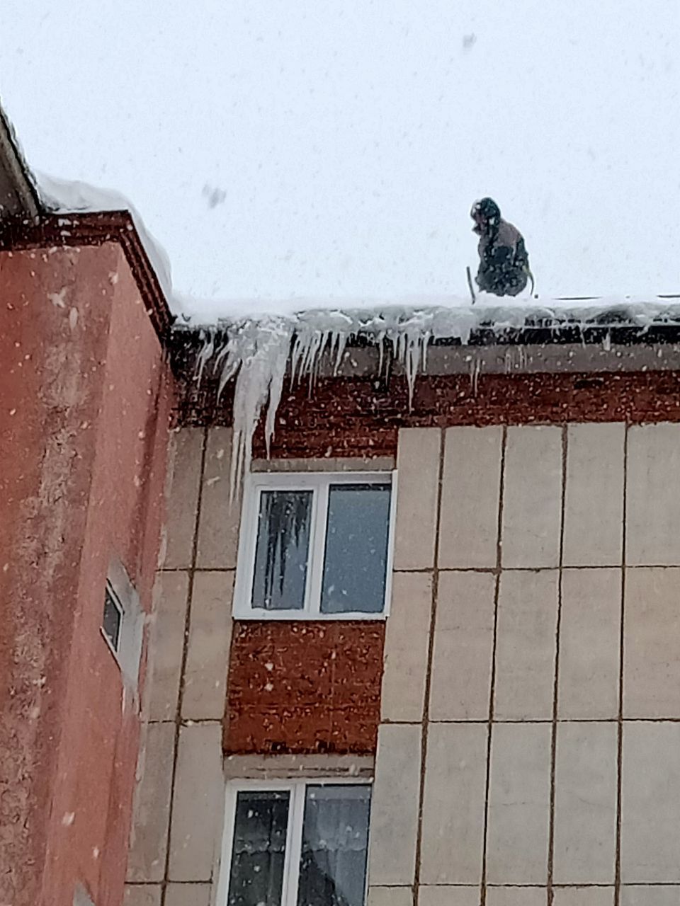 Бавлинские коммунальщики избавляют крыши домов от сосулек