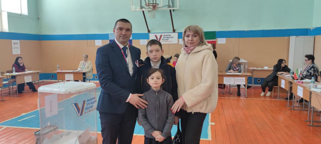 Многие бавлинцы приходят на избирательные участки семьями