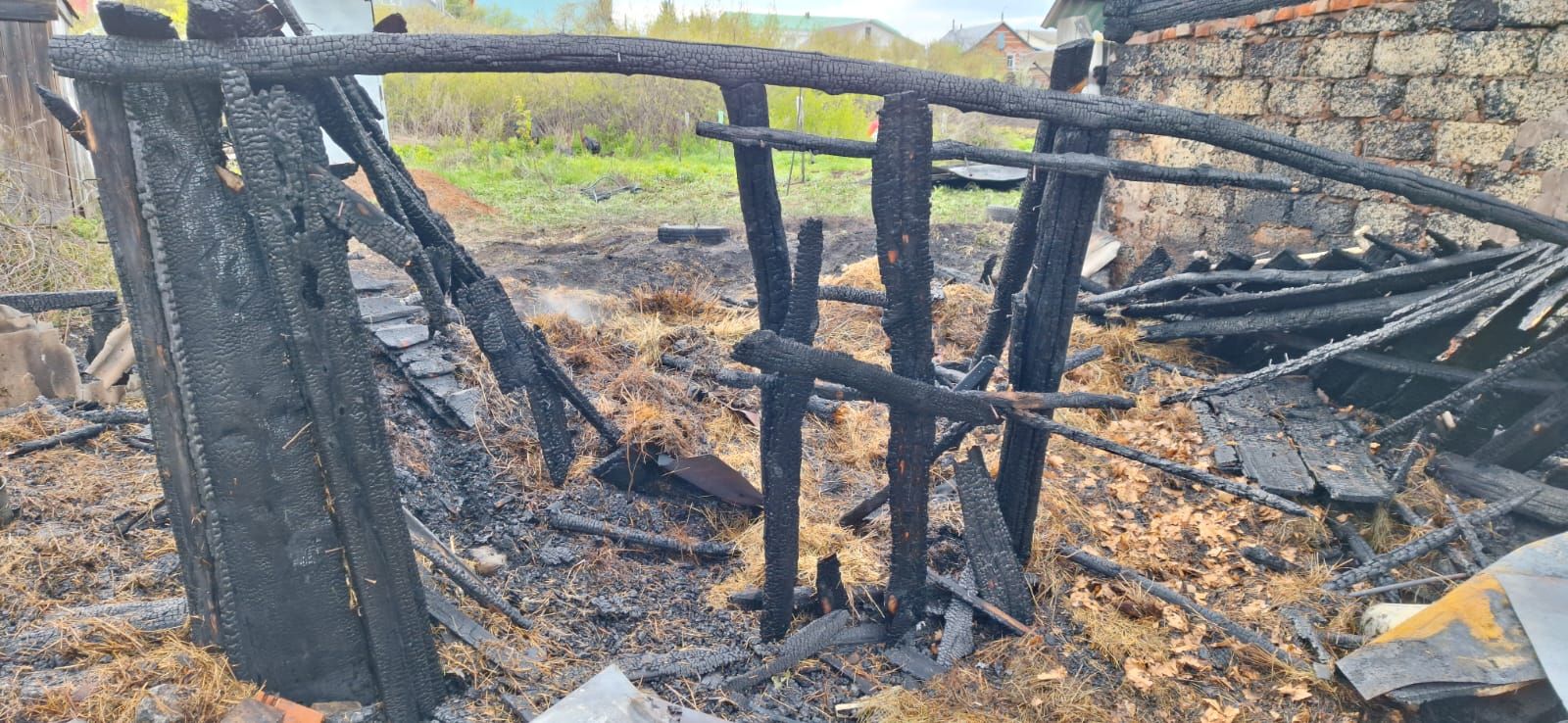 В Бавлах в одном из дворов произошел пожар