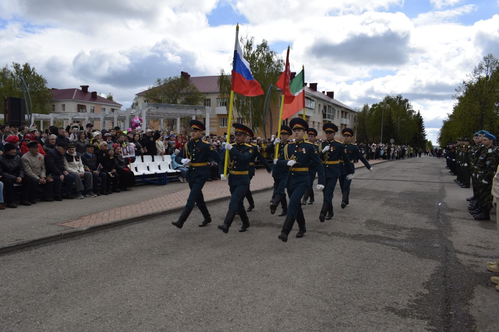 В Бавлах прошел Парад Победы