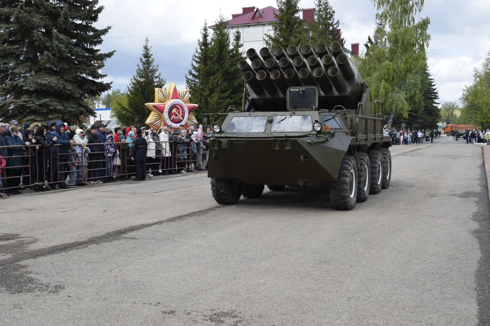 В Бавлах прошел Парад Победы