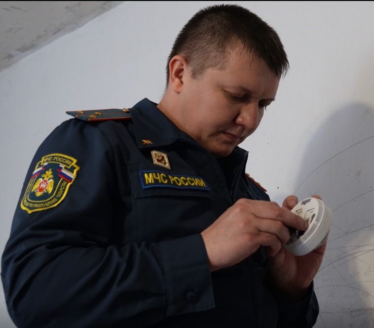 В селе Александровка Бавлинского района многодетной семье установили автономный пожарный извещатель