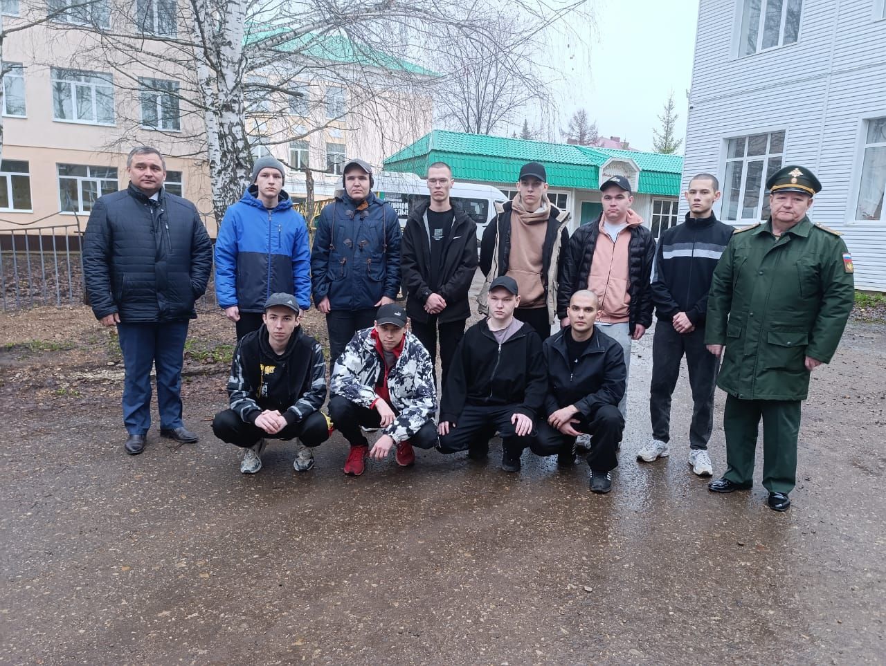 В Бавлах ребят провожали на срочную службу