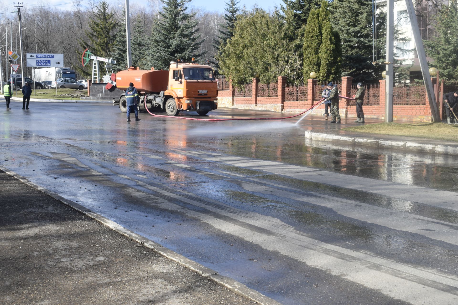 Весенняя уборка в городе Бавлы: санитарный двухмесячник в разгаре