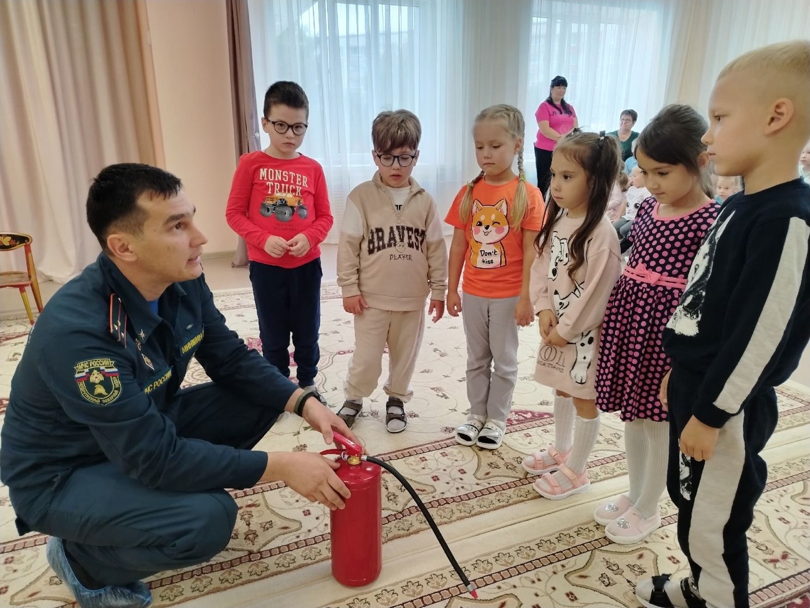 Бавлинские дошкольники учились безопасности от инспектора МЧС