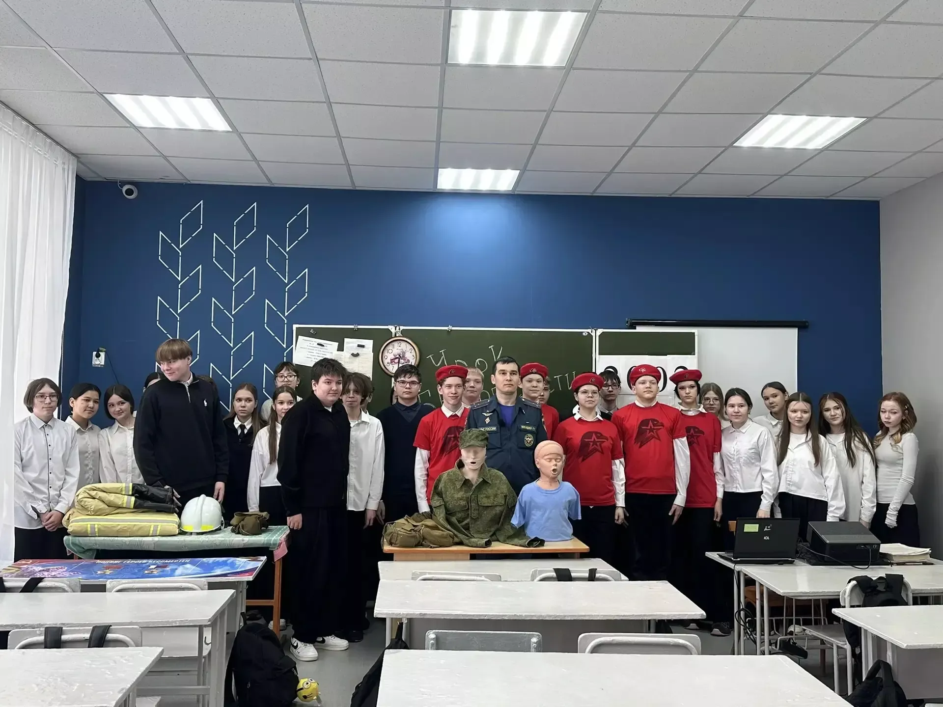 В Бавлах инспектор МЧС провёл урок для восьмиклассников