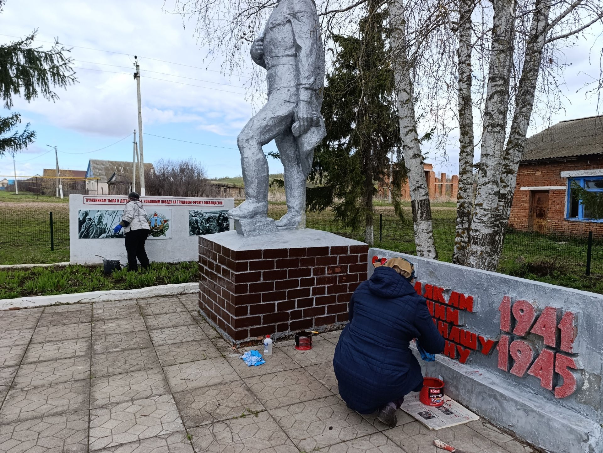 В Бавлинском районе проходят акции по благоустройству памятников к 9 Мая