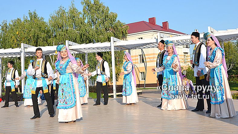 В День Республики в Бавлах выступил фольклорный ансамбль из Уфы