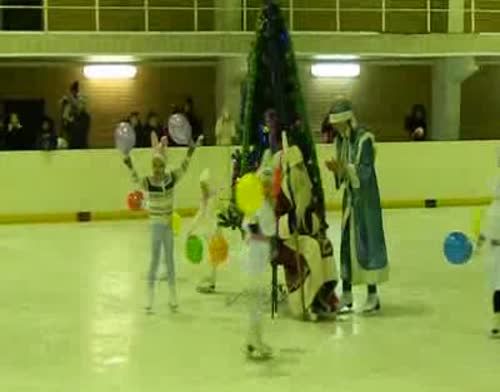 На ёлке бавлинских фигуристов на коньки встали и Дед Мороз со Снегурочкой