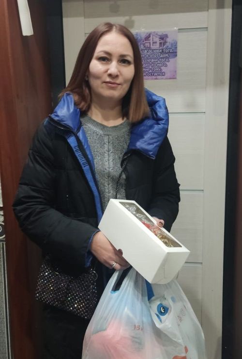 Новогодние подарки: жительница Бавлов отправила мягкие игрушки бойцам СВО