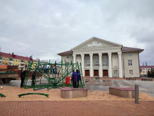 В Бавлах начали устанавливать главную новогоднюю елку