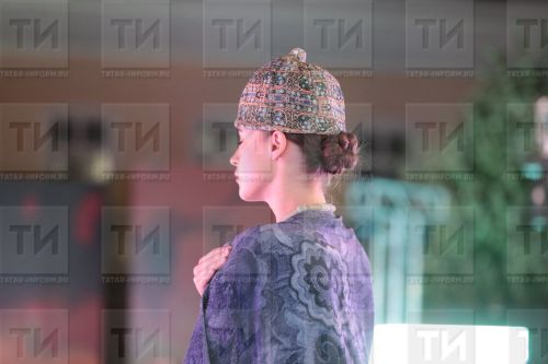 Яңа ел кичәсенә барганда башлык кигәч, прическа бозылмасын өчен нишләргә?
