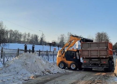 С улиц Бавлов продолжают вывозить снег