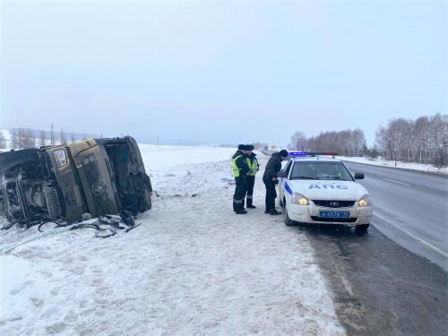 В Бавлинском районе опрокинулся грузовой автомобиль