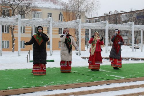 На центральной площади Бавлов жители встретили Масленицу