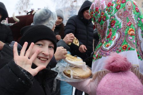 На центральной площади Бавлов жители встретили Масленицу