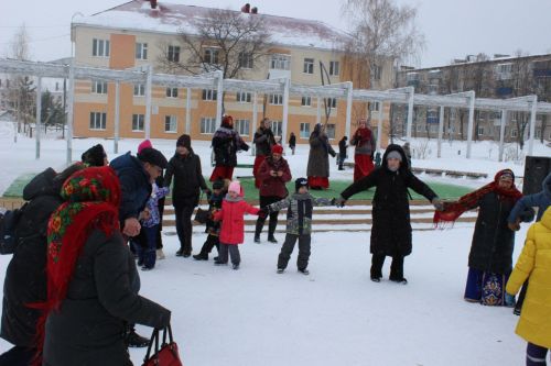 На центральной площади Бавлов жители встретили Масленицу