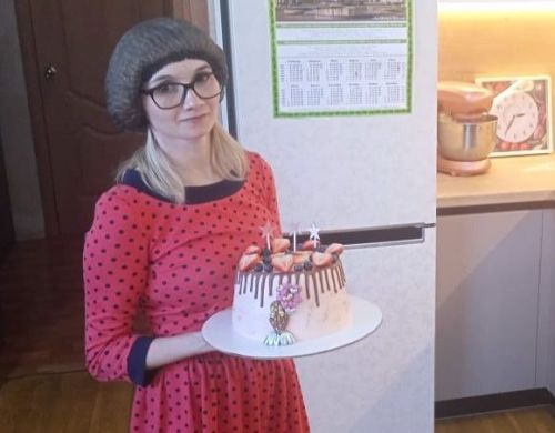 Бавлинка делает разные фигурки из шоколада