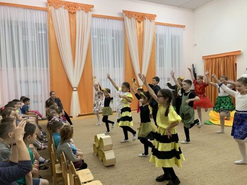 Кызылъярның кечкенә артистлары зур сәхнә турында хыяллана