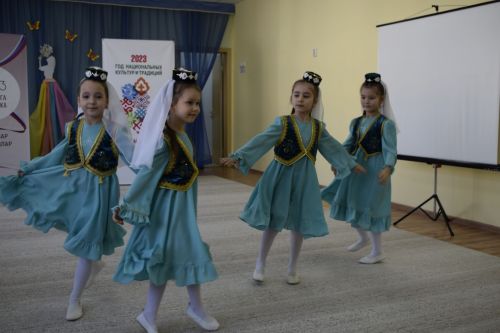 Баулының рус телле  тәрбиячеләре татарча да сөйләшә һәм эшли