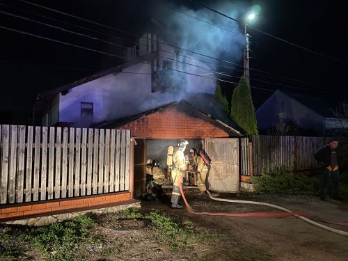 В Бавлах в частном секторе загорелся гараж