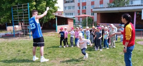 Чемпионы по волейболу посетили бавлинских детей